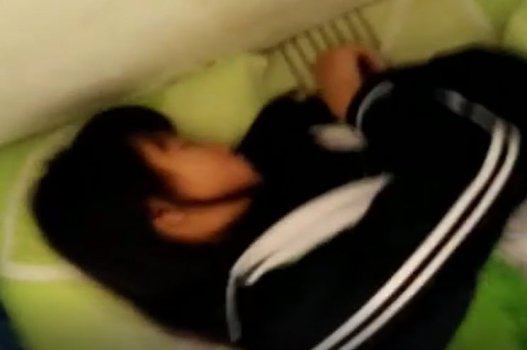 Đè bạn học khi thăm nhà để làm bài tập